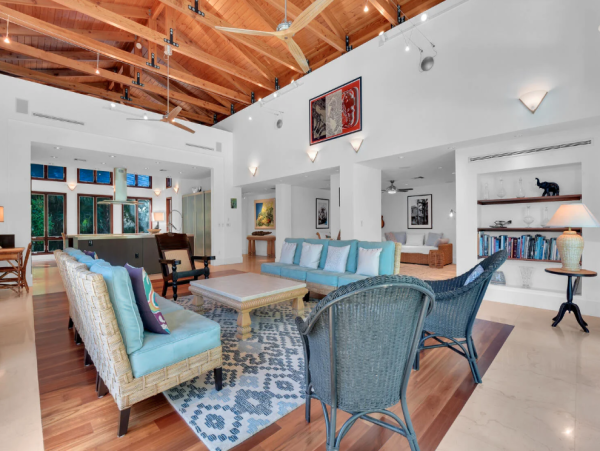 Luxury Coastal Retreat in Naples - Your Perfect Getaway